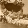 絵葉書　人物　バラに囲まれた赤ちゃん　写真版　英切手貼実逓便