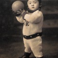 絵葉書　人物　ボールを持つ男児　写真版　米国シアトル　AIKOスタジオ